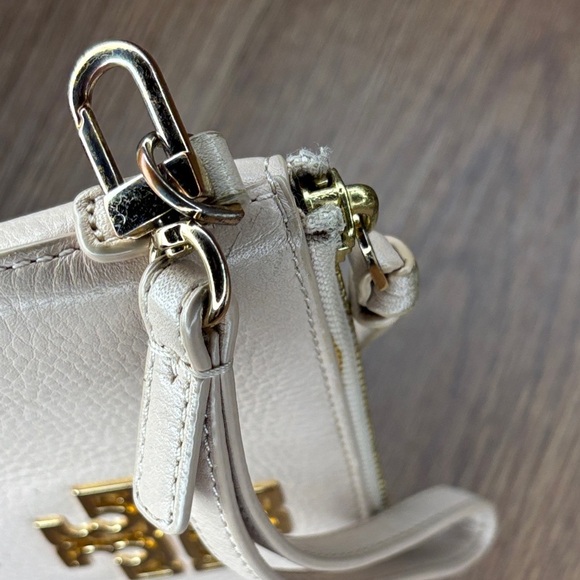 🔥🔥🔥Tory Burch Soft Peach Wristlet with Gold Logo🔥🔥🔥 - Picture 9 of 13